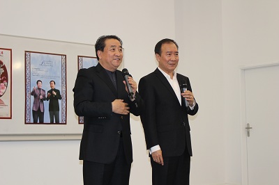 姜昆、戴志誠合說相聲《樂在其中》。