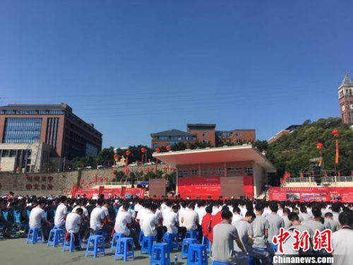 26日，福建省福州陽(yáng)光國(guó)際學(xué)校建校20周年慶于福州市舉行?！∪~秋云 攝