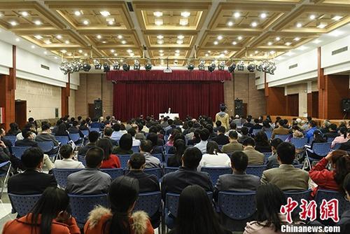 10月26日，國務(wù)院僑辦召開學習貫徹黨的十九大精神專題會議，黨組書記許又聲傳達十九大精神并提出學習貫徹要求。 <a target='_blank' >中新社</a>記者 崔楠 攝