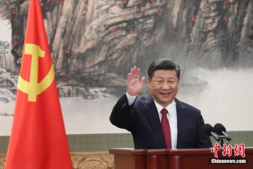 10月25日，剛剛在中共十九屆一中全會(huì)上當(dāng)選的中共中央總書記習(xí)近平和中央政治局常委李克強(qiáng)、栗戰(zhàn)書、汪洋、王滬寧、趙樂際、韓正在北京人民大會(huì)堂同采訪十九大的中外記者見面。<a target='_blank' >中新社</a>記者 盛佳鵬 攝