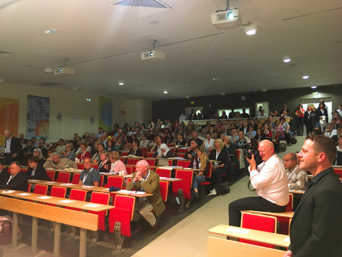 大會(huì)現(xiàn)場。（法國《歐洲時(shí)報(bào)》/黃冠杰 攝）