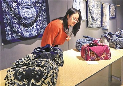 10月21日，觀眾正在參觀展示的“布上青花”。（周建平 攝）