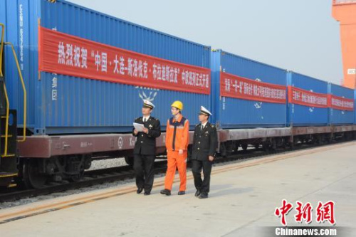 大連海關(guān)助力班列開行?！钜?攝