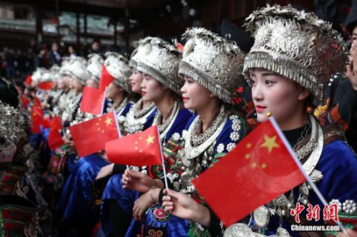 10月18日，貴州省雷山縣西江千戶苗寨民眾身著節(jié)日盛裝觀看中共十九大開幕會(huì)直播。<a target='_blank' >中新社</a>記者 賀俊怡 攝