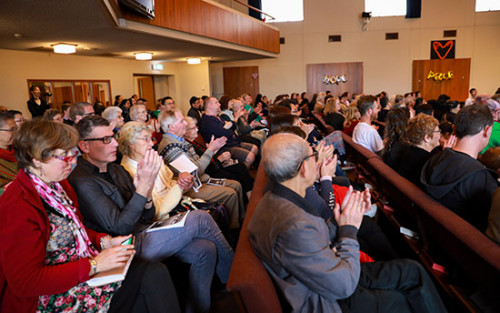 觀眾對(duì)演出報(bào)以熱烈的掌聲（攝影 張健勇）