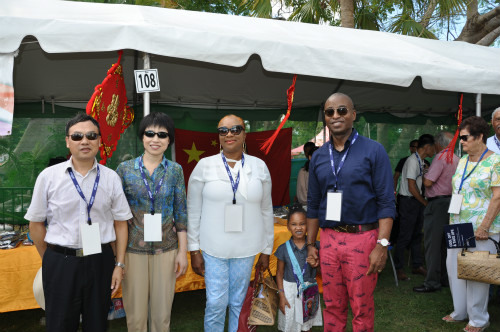 黃親國大使夫婦與巴外長夫婦合影。