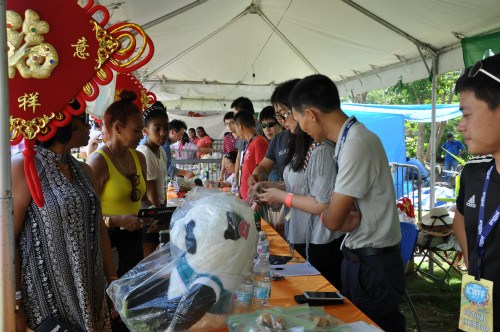 義賣現(xiàn)場(chǎng)。