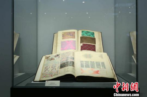 展品——法國絲綢樣本?！堦牢?攝