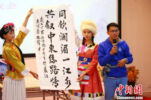 圖為營員展示自己的書法作品?！⊥踽恕z