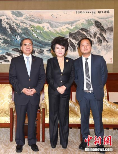 10月27日，國務(wù)院僑務(wù)辦公室主任裘援平在北京會見智利內(nèi)政部國際調(diào)查局前副總局長阿爾弗雷多·張·周一行。 <a target='_blank' >中新社</a>記者 張勤 攝