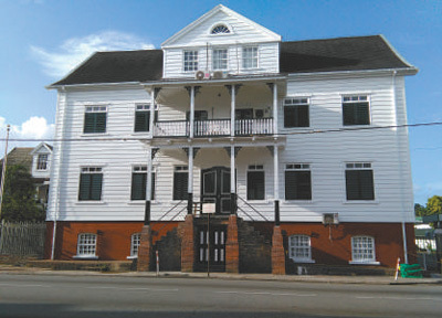 新蘇里南外交部大樓臨街一側(cè)，完整地保留了荷蘭殖民時(shí)期老建筑原汁原味的風(fēng)貌。