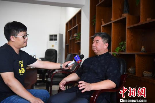 菲律賓僑商、福建省豪友投資集團(tuán)董事長(zhǎng)繆鴻接受<a target='_blank'  >中新網(wǎng)</a>記者專(zhuān)訪。　張斌 攝