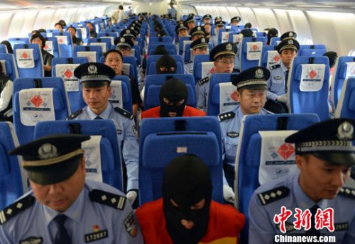 電信網(wǎng)絡(luò)詐騙嫌犯被押解回中國(guó) 錢(qián)文攀 攝