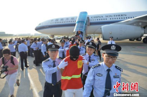 電信網(wǎng)絡(luò)詐騙嫌犯被押解回中國(guó) 錢(qián)文攀 攝