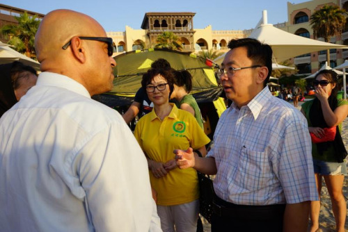 倪堅大使接受當?shù)孛襟w采訪。