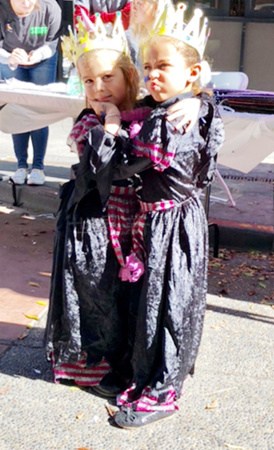 參加萬圣節(jié)活動(dòng)的小朋友都進(jìn)行特別裝扮。（美國《世界日?qǐng)?bào)》/黃少華 攝）