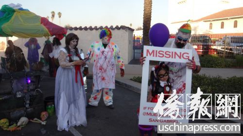 “妖魔鬼怪”把“小天使”裝入“尋人啟事”的方框中。(美國《僑報》)