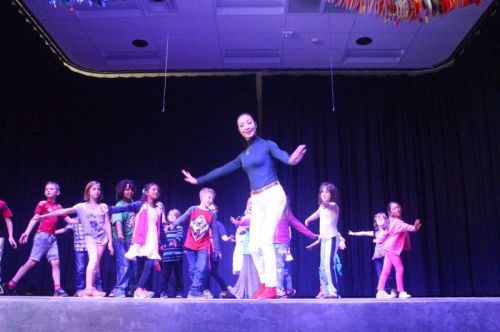 戲劇演員龍宇和小觀眾互動，把戲劇身韻表演和漢字聯(lián)系起來(圖片由華州孔院提供)