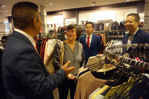 總領(lǐng)事走訪華商。