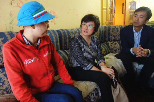 總領(lǐng)事探訪患病留學(xué)生。