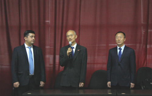 駐摩爾多瓦大使張迎紅講話。