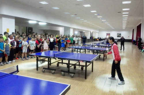 大使夫人與參賽運(yùn)動(dòng)員進(jìn)行友誼賽。