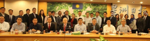 魏家祥(前排中)就增建10所全新華小與搬遷6所華小與發(fā)展商進行協(xié)調(diào)會議。前排左起為蕭開文、彭震祖、陳國釧及邱思祥；右起為黃時榮、吳佛欽、劉亞強及廖國振。(馬來西亞《星洲日報》)