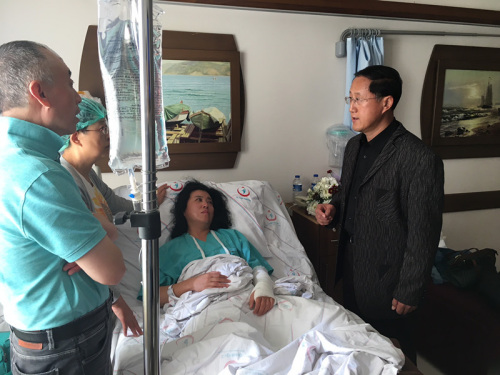 倪總領事探視死者家屬張梅。