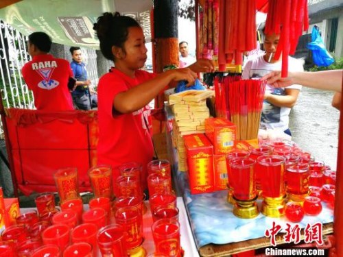 “亡人節(jié)”華僑義山出售祭祖香燭的攤檔?！￡P(guān)向東 攝