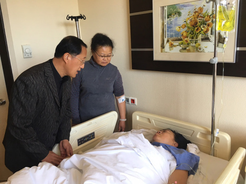 倪副總領事看望重傷游客。
