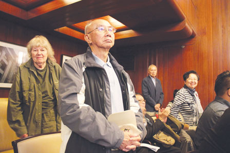 “歷史性歧視華裔政策”（HDC）顧問委員會成員出席溫市議會支持道歉議案。（加拿大《明報》）