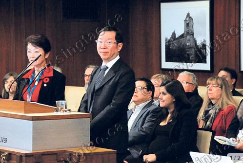 社會規(guī)劃師黃永安(中)周二在溫市議會，介紹就歧視歷史向華人道歉的準(zhǔn)備工作。左為溫哥華助理市政經(jīng)理區(qū)韻宜。（加拿大《星島日報》）