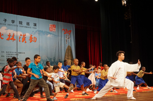 加納兒童登臺(tái)練習(xí)武術(shù)。