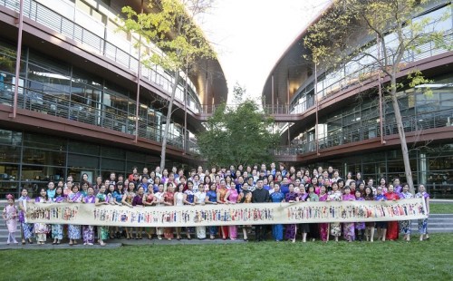 參加旗袍長卷拍攝活動的灣區(qū)女性合影。