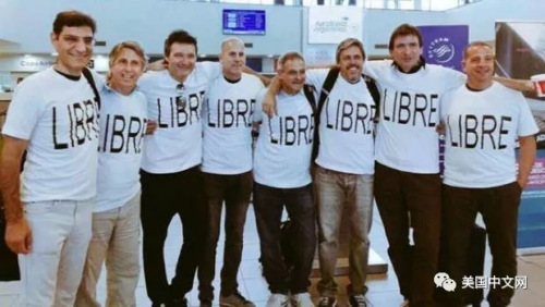 老同學們穿統(tǒng)一的上衣合影（美國中文網(wǎng)微信公眾號圖片）