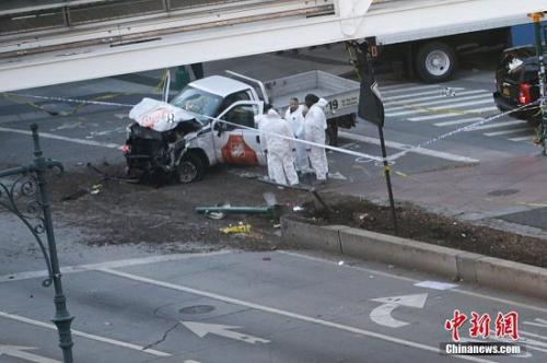 圖為工作人員在紐約曼哈頓西側(cè)快速路勘驗(yàn)肇事車輛。