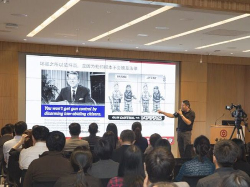 給中國(guó)銀行員工辦的拒作受害者安全講座。(美國(guó)《世界日?qǐng)?bào)》)