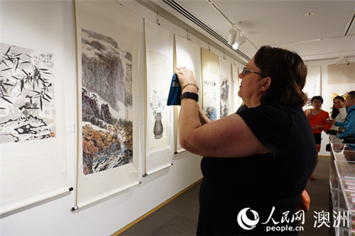 當(dāng)?shù)孛癖娦蕾p特展中的書(shū)畫(huà)作品(攝影 羅小紅) 當(dāng)?shù)孛癖娦蕾p特展中的書(shū)畫(huà)作品(攝影 羅小紅)