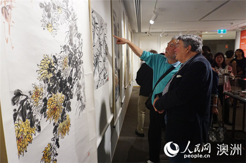 當(dāng)?shù)孛癖娦蕾p展出的篆刻作品(攝影 羅小紅) 當(dāng)?shù)孛癖娦蕾p展出的篆刻作品(攝影 羅小紅)