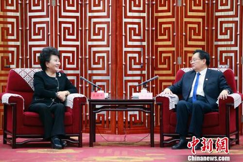 11月2日，青海省委書(shū)記王國(guó)生（右）在西寧市勝利賓館會(huì)見(jiàn)國(guó)務(wù)院僑辦主任裘援平，詳細(xì)了解“僑愛(ài)工程——點(diǎn)亮藏區(qū)牧民新生活”青海項(xiàng)目有關(guān)情況?！『F龍　攝