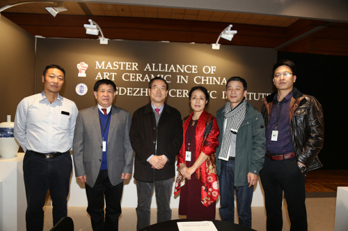 參加展覽的部分陶瓷藝術(shù)家。（《歐洲時(shí)報(bào)》/記者黃冠杰 攝）