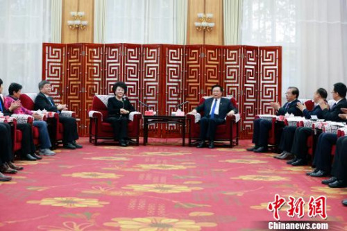 11月2日，青海省委書(shū)記王國(guó)生(右)在西寧市勝利賓館會(huì)見(jiàn)國(guó)務(wù)院僑辦主任裘援平，詳細(xì)了解“僑愛(ài)工程——點(diǎn)亮藏區(qū)牧民新生活”青海項(xiàng)目有關(guān)情況?！『F龍 攝