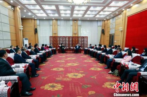 11月2日，青海省委書(shū)記王國(guó)生在西寧市勝利賓館會(huì)見(jiàn)國(guó)務(wù)院僑辦主任裘援平，詳細(xì)了解“僑愛(ài)工程——點(diǎn)亮藏區(qū)牧民新生活”青海項(xiàng)目有關(guān)情況。　胡貴龍 攝