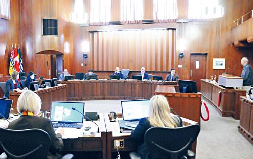 溫哥華市議會(huì)決定就歷史錯(cuò)誤向華人道歉。（加拿大《星島日報(bào)》/李群 攝）