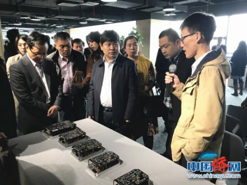 走進(jìn)位于南京“僑夢苑”七樓的中美科技創(chuàng)新中心，僑商會(huì)代表紛紛與落戶的僑資企業(yè)接洽交流，尋找合作商機(jī)?！铑伌取z