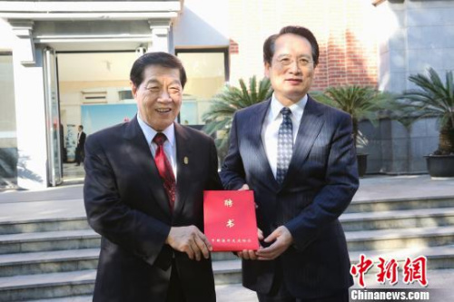 國務(wù)院僑辦副主任譚天星為李昌鈺博士頒發(fā)中國海外交流協(xié)會顧問聘書?！〗d偉 攝