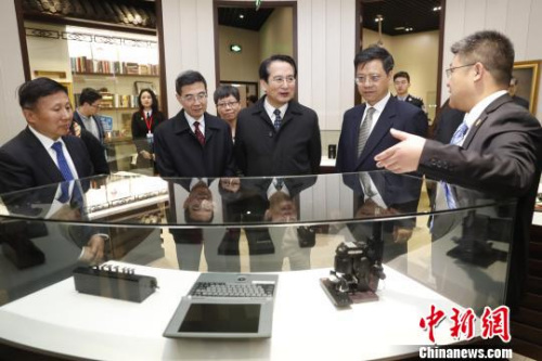 譚天星一行參觀李昌鈺法庭科學(xué)博物館?！埡鄠?攝