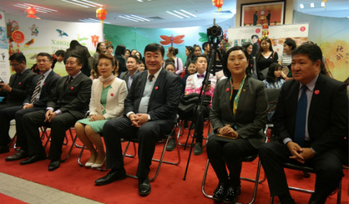 邢大使與朝格卓勒瑪部長(zhǎng)共同觀(guān)看節(jié)目。