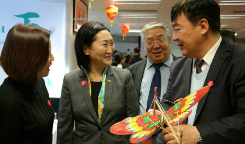 邢大使向朝格卓勒瑪介紹中國(guó)民俗放風(fēng)箏。