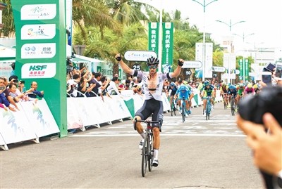 環(huán)島賽選手遇見多彩萬寧。